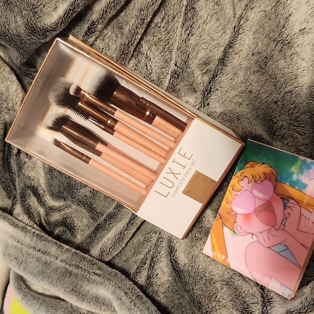 Colourpop Sailor Moon eyeshadow palette Luxie brushes bundle
